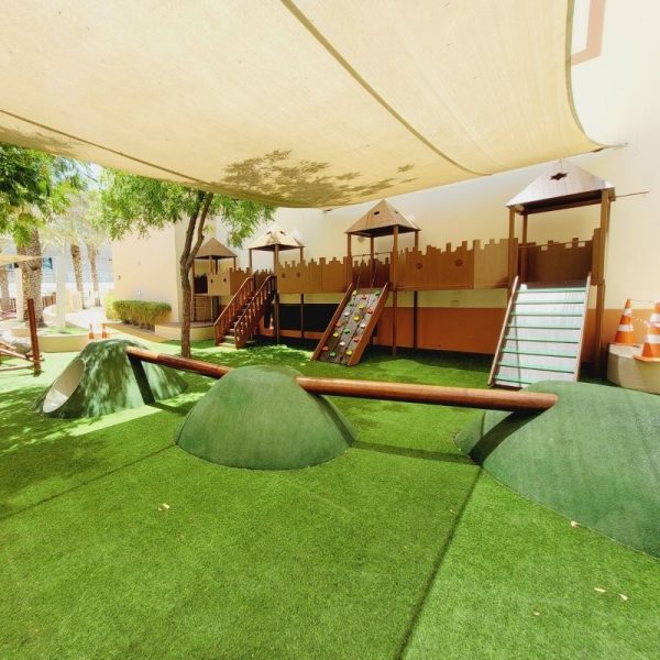Adventure Hill with 2x Tunnel and Round Wooden Balance Beam